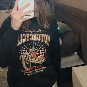 Tjockare tröja, storlek S - Använd några gånger så lite sliten men kan gå o fixa iordning så gått det går vid intresse, pris kan diskuteras och även frakt vid intresse. 