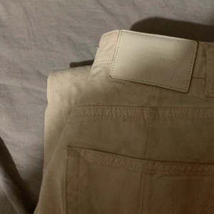 Pull and bear jeans - Jag säljer mina beiga pull&bear jeans eftersom att dom inte kommer till användning! Jag har knappt använt dom. Dom är i en rak/ vid modell längs benen, högmidjade. 