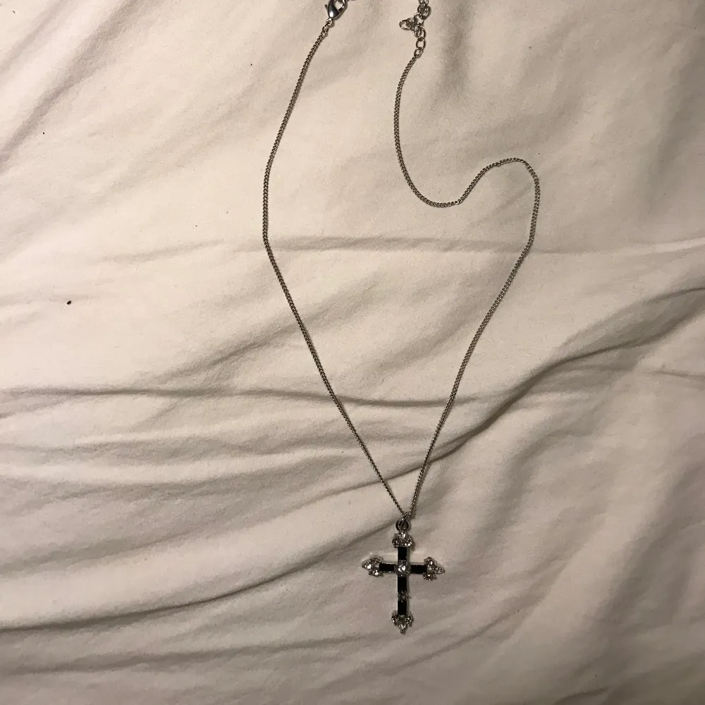 Hej, säljer att gammalt halsband jag köpte på en loppis för super länge sedan med inte kommit till användning så säljer i hopp om att någon ska kunna göra något bra av det. Den har inga tecken på slitage och ser som ny ut. Man kan justera storleken beronde hur man vill att den ska sitta. . Accessoarer.