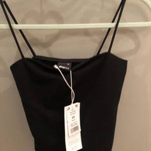Topp - Svart linne, aldrig använt, finns i både svart och vit