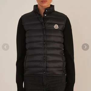 Moncler - Moncler väst Liane köpt från Farfetch. Använd en gång. Storlek 2 som motsvarar M men liten i storleken. Har kvar kartong samt tags! Billigare vid snabb affär!