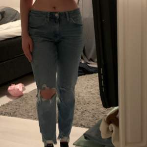 Jag har valt att sälja dessa snygga blåa jeans i storlek 165/172A.💞                                                      