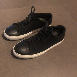 Arigato skor - Säljer mina arigato skor. Har använt dom några gånger. Jag köpte dom för 1800 kr och säljer dom nu för 700kr                                                             Skick:8/10.                                                                       