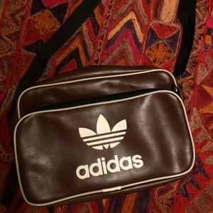 ADIDAS mörkbrun väska - Smidig adidasväska! Bra till alla tillfällen och i en storlek som passar alla skolgrejer. I perfekt skick. Kan skicka fler bilder elr info om så önskas💕möts upp i malmö eller fraktar för fraktkostnaden 