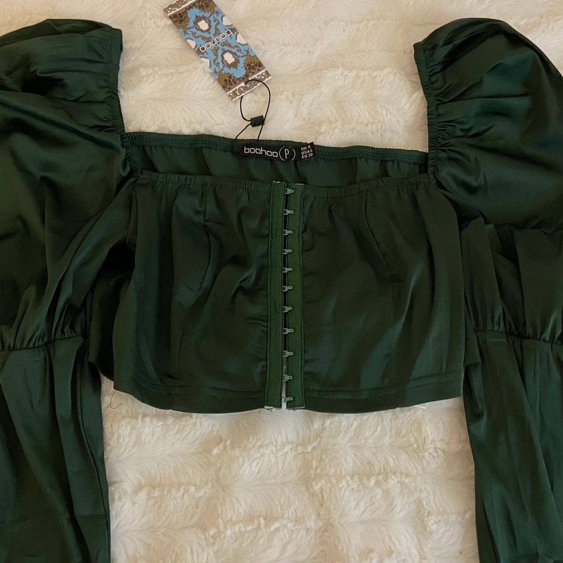 Korsettopp i satin med volymärm - 90