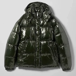 Glansig jacka - Nästan oanvänd oversized jacka från weekday. Storlek S men som sagt väldigt stor, det är herrmodell. Nypris ca 800kr. Skitsnygg till typ allt, skriv för fler bilder. 