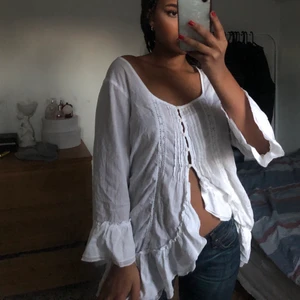 Vit blus - Perfekt till sommaren. Funkar som många storlekar beroende på vilken passform man är ute efter. Jag har storlek s och blusen är i storlek 40. Frakt tillkommer.