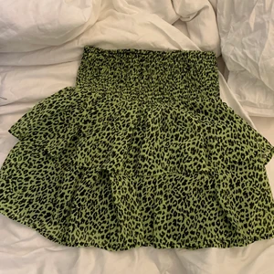 Kjol  - Trendig kjol, passar typ alla eftersom den har resårband 💕💕💕använd fåtal gånger, frakt ingår inte 