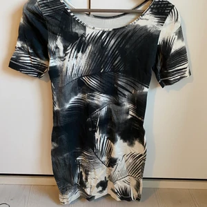 Fin klänning  - Mycket fin klänning i stretchigt material. Köparen står för frakt. 