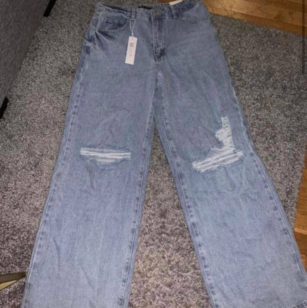 (Jag tar endast swish!) Jag säljer mina SHEIN byxor i str Xs (SHEIN strl), då dom var för stora för mig. Jag är 158 så de var för långa o för stora i midjan. Pris kan diskuteras, original priset är 320kr, så säljer dom för ungefär 220kr. 🤍🤍. Jeans & Byxor.