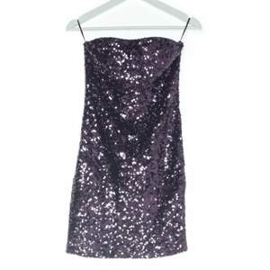Glittrig klänning köpt på sellpy men själv inte använt den🤍🤍 kan både mötas upp i Stockholm eller frakta