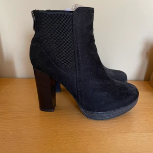 Högklackade skor, storlek 36 - Högklackade skor, storlek 36. Sparsamt använda, i väldigt fint skick. 