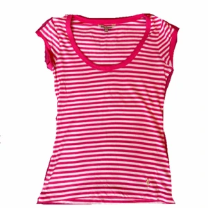 Juicy cotoure tshirt  - Rosa och vit randig juicy cotoure tshirt, använd ca 2 ggr köpt på sellpy så okej skick, ej några skador vad man ser❤️ säljs pga inte min stil, tror den ska vara äkta eftersom det finns märke och allt på❤️