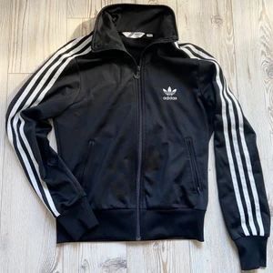 Adidas Zip-up 🖤 - Adidas zip-up hoodie i väldigt fint skick! 🖤 Storlek 38 så ungefär S/M. Spårbar fraktkostnad (66kr) tillkommer, kan samfrakta flera varor för samma pris! 🤍