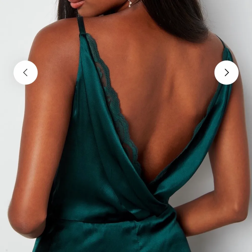Säljer denna fina balklänningen i mörkgrön med slits och öppen rygg😍 jag har köpt den här på Plick men den är från bubbleroom. Endast testad! 400kr+ frakt. Klänningar.