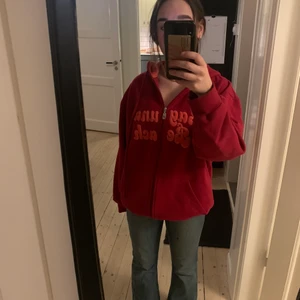 vintage zipup tröja - Säljer denna as coola vintage knäpptröjan jag köpt på humana flr ett tag sedan 90kr stolek S/M (oversized)