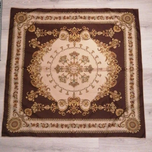Guldig och Snygg halsduk/sjal - Hallå där. Nu säljer jag denna sjal/halsduk i fint blomster-mönster. Färgerna går i Guld/brunt/beige/rosa. Vintage. Ca 1x1m i storlek. 