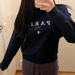 Crewneck från Gina i storlek XXS - En jätte vacker marinblå crewneck från ginatricot❤️‍🔥❤️‍🔥. Det är storlek XXS🎀💘. Det är i ett jätte skönt material💞💞💞!!