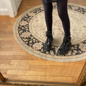 skor - Säljer mina favorit kängor💖 tyvärr 🙂är dom för små för mig som nu är en 37-38 då dom är en 36😊dom är från zara🙃