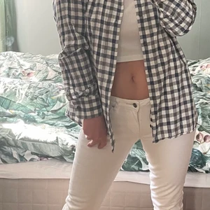 Vita jeans - Vita ankle jeans från hm, köpta på tidigt 2000-tal, dragkedjeslits nertill , låg midja, supersnygga. Stl 29