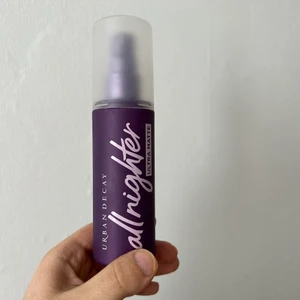 Setting spray - Säljer en setting spray från Urban decay! Den är köpt nyligen och jag personligen blev inte nöjd med den men den kanske funkar för andra! Pris 50 kr + frakt. Skriv till mig för intresse!!! :)