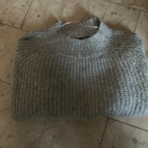Stickad tröja, lager 157, strl s - Grå stickad tröja, aldrig använd 