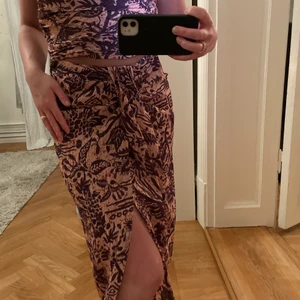 Matchande set - Snyggt både till vardags och fest, jätteskönt och luftigt set, toppen oneshoulder och en snygg slit på kjolen 