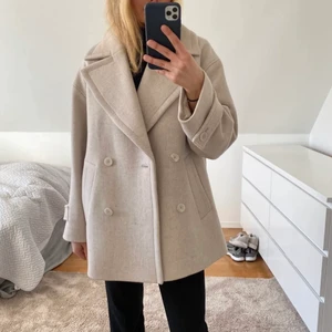 SLUTSÅLD TRENDIG KAPPA  - Slutsåld oversize kappa från Massimo Dutti!! Superfint skick, endast använd ca 5 gånger. Storlek S! Första bilden är lånad 💖 köpt för 2500kr