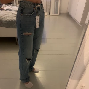90s High Waist Jeans - Helt nya jeans från Gina tricot. Säljer då de inte riktigt passade i midjan på mig.            Ordinarie pris - 599kr
