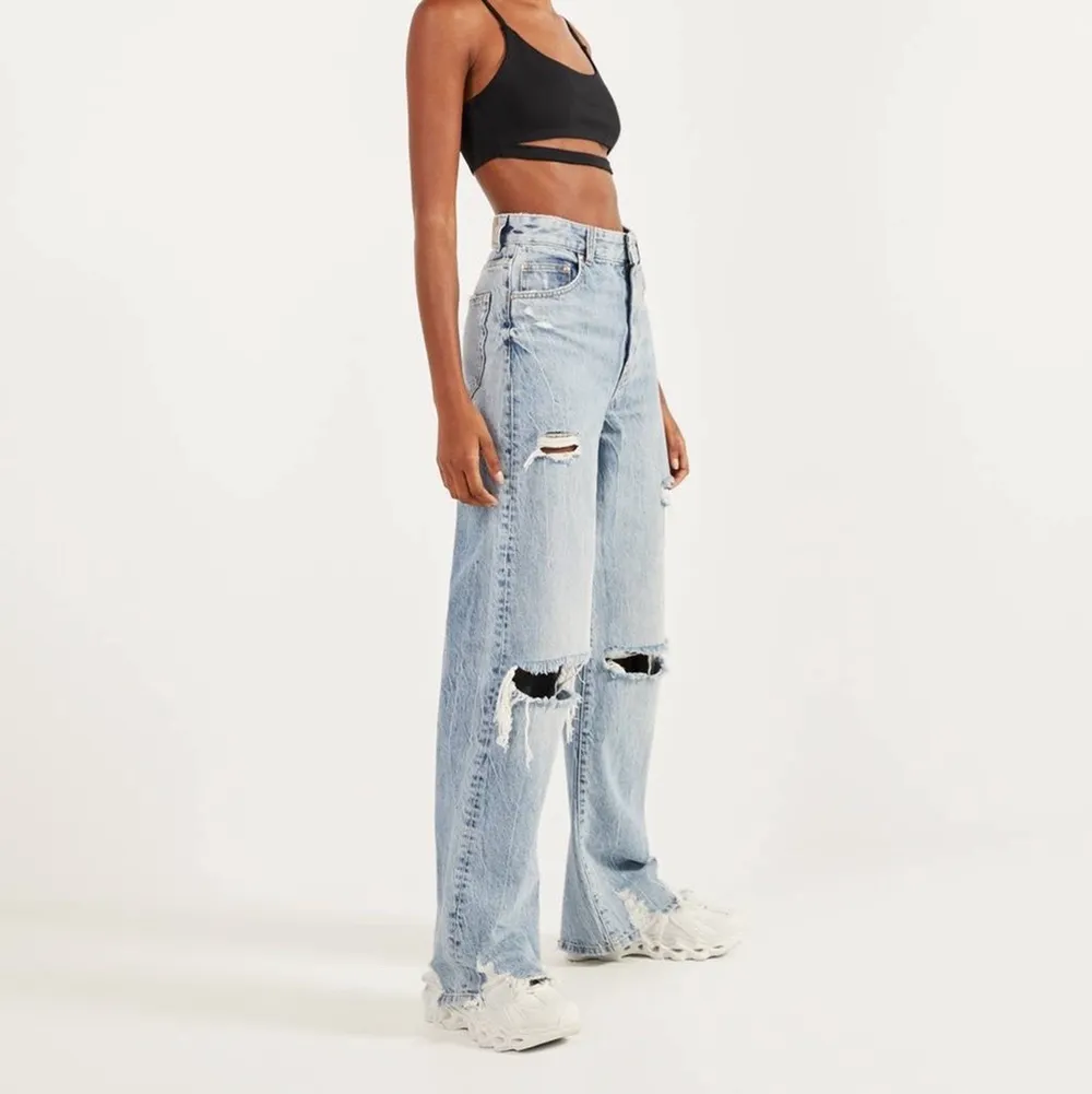 Säljer mina coola 90s jeans från bershka❤️‍🔥 Prislappen är kvar därav aldrig använda. Stl 32 men ganska stora i storleken så passar nog även 34/36. Nypris 359kr, säljer för 200kr + frakt💕. Jeans & Byxor.