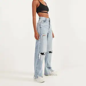 Säljer mina coola 90s jeans från bershka❤️‍🔥 Prislappen är kvar därav aldrig använda. Stl 32 men ganska stora i storleken så passar nog även 34/36. Nypris 359kr, säljer för 200kr + frakt💕