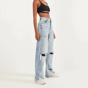 Jeans  - Säljer mina coola 90s jeans från bershka❤️‍🔥 Prislappen är kvar därav aldrig använda. Stl 32 men ganska stora i storleken så passar nog även 34/36. Nypris 359kr, säljer för 200kr + frakt💕