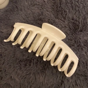 Hårklämma - Superfin hårklämma som även finns i svart🖤🤍