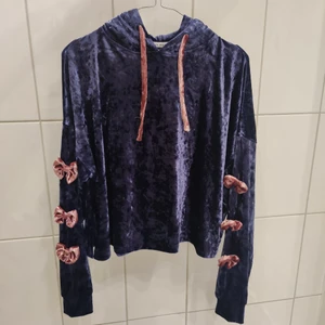Lazy Oaf hoodie - Croppad hoodie från Lazy Oaf i sammet/velour. Så söt och mysig! Använd ett fåtal gånger och är som ny. Lite oversize så skulle säga att den kan passa allt från XS-L beroende på hur man vill att den ska sitta! Säljes pga utlandsflytt så kan gå ner i pris vid snabb affär och upphämtning! ✨