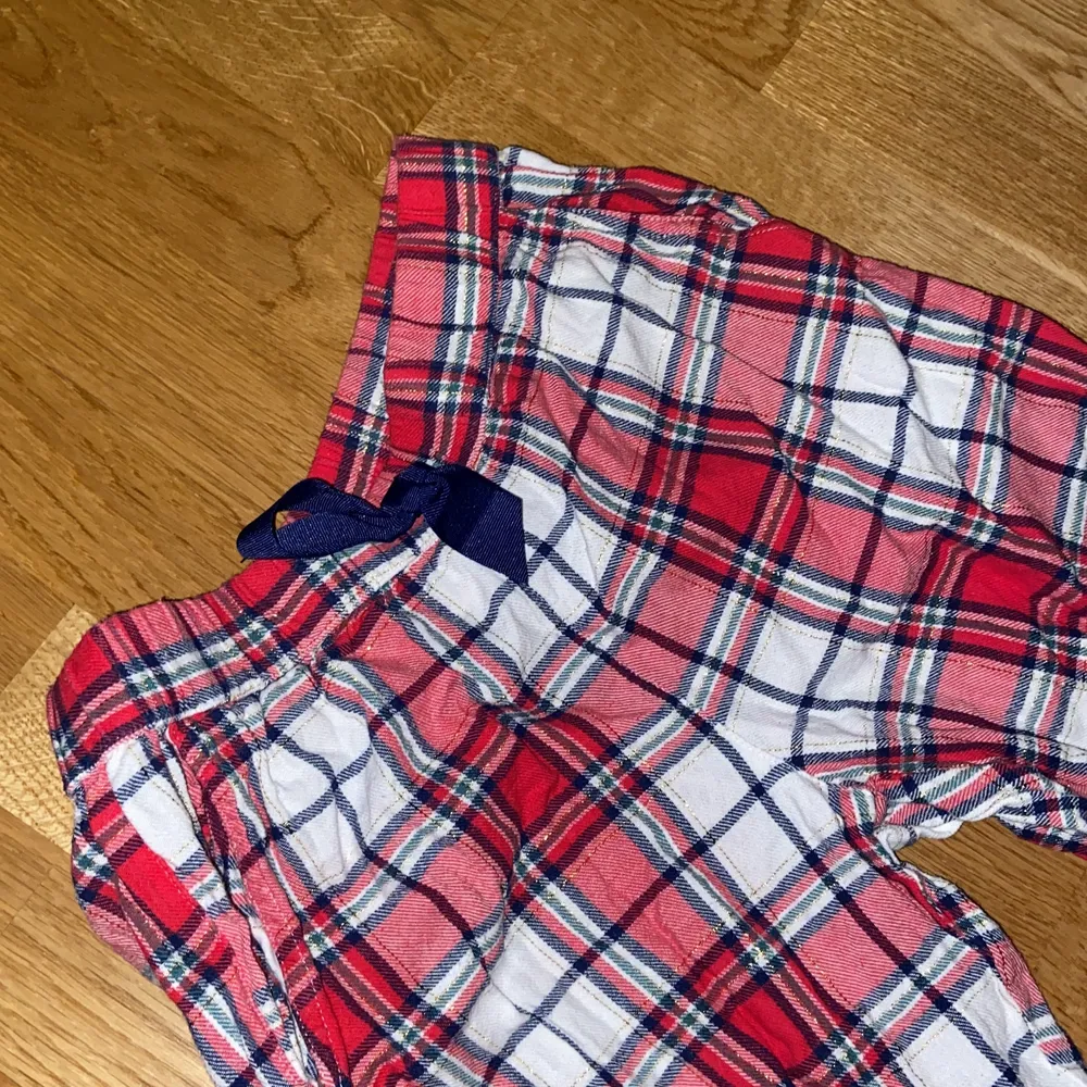 Ett par röda pyjamasbyxor storlek 147-152 andvänt typ 5 gånger nu är de för små för mig och jag är ca 160 . Övrigt.