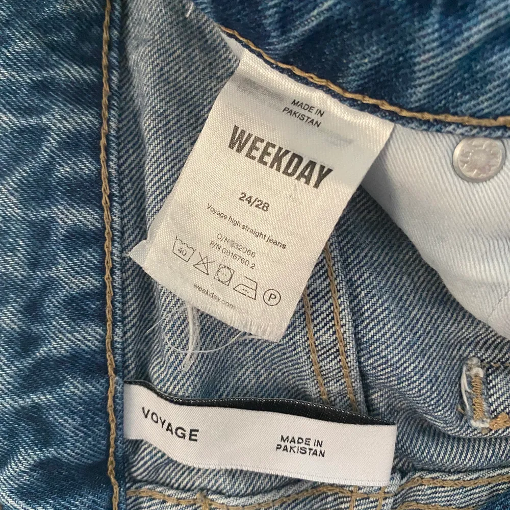 Straight weekday jeans i modellen voyage, storlek 24/28 i fint skick! Nypris 500kr och säljer för 200kr. Jeans & Byxor.