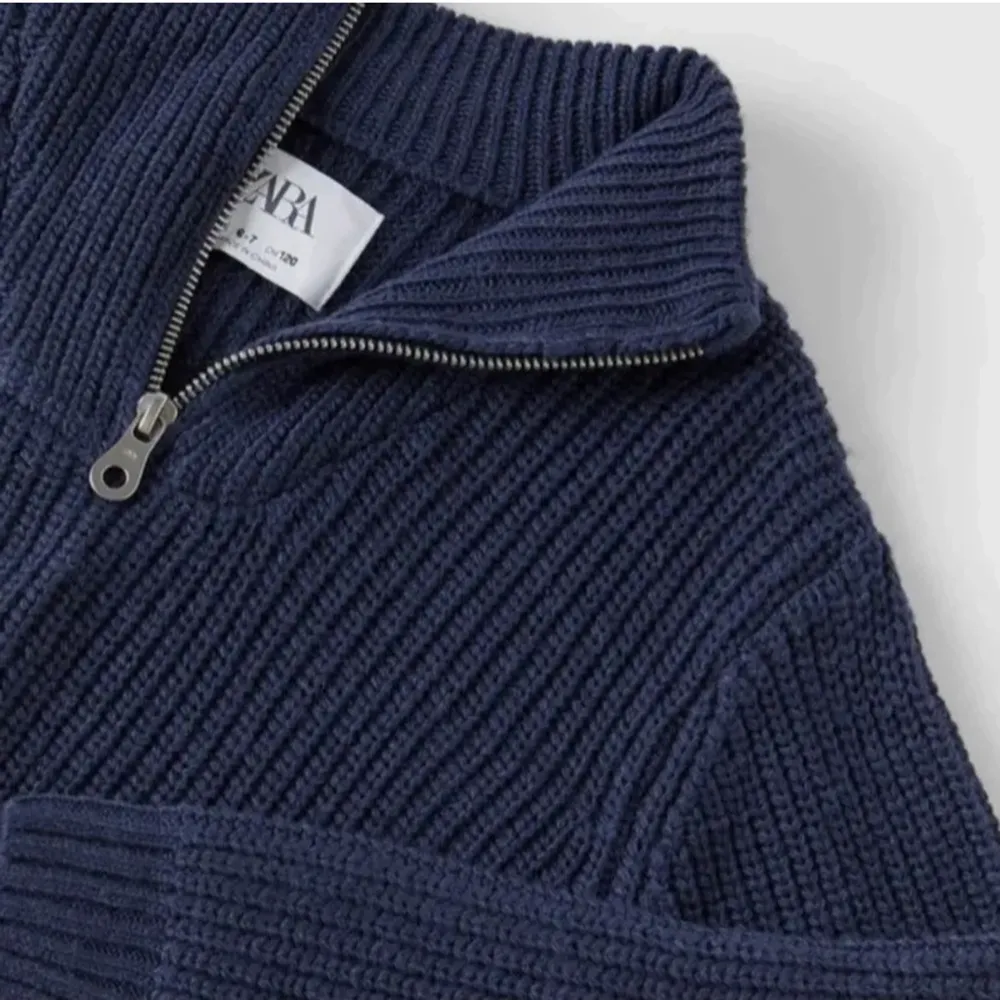 Marinblå zip-tröja från zara kids i strl 164, men passar strl xs/s!💖Sparsamt använd och i fint skick! . Tröjor & Koftor.