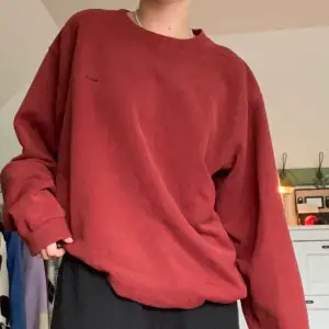 Lite ”washed out” röd sweatshirt från Nike. Köpt här på Plick så vet inte exakt hur använd den är, men i väldigt bra skick! Skriv privat vid frågor!