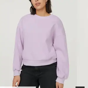 Superskön ljuslila sweatshirt från ginatricot, ber om ursäkt för ljuset på andra bilden, använd ca 3-5 gånger, köpte för 250kr men säljer för 100kr🥰