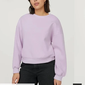 Sweatshirt  - Superskön ljuslila sweatshirt från ginatricot, ber om ursäkt för ljuset på andra bilden, använd ca 3-5 gånger, köpte för 250kr men säljer för 100kr🥰