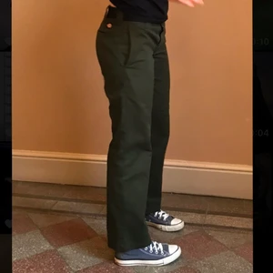 Raka dickies  - Mörkgröna dickies. Rak modell som sitter jättesnyggt. Väldigt sällan använda så i mycket bra skick! Skriv privat om du funderar över något 💚 köparen står för frakten (57kr)