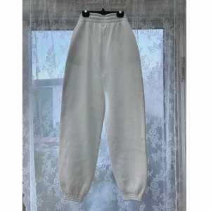 VITA MJUKISBYXOR - Säljer mina vita mjukisbyxor från Bikbok då jag tyvärr köpte en för liten storlek💓