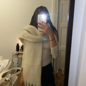 Vit Halsduk  - En lång och bred halsduk från Åhléns, använd några gånger men i bra skick 