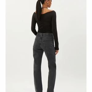 Raka svarta jeans från weekday - Twig modellen från weekday i storlek 29/32, ny köpte och endast använda 1 gång! 