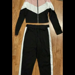 Kläder - Helt oanvända. Från SHEIN säljs för billigt pris. Jackan är lite kortare jacka 