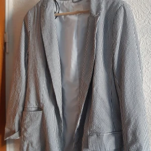 H&M kavaj  - Kavajen är ett par år gammal. Men fortfarande i bra skick, då sällan använd 