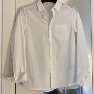 Vit skjorta  -  Helt vanlig vit skjorta köpte på H&M stor i storleken inga defekter skriv privat för frågor pris kan diskuteras vid snabb affär🤍