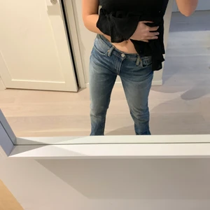 Raka lowwaist jeans från Levis - Levis raka och lågmidjade jeans med slits. Jag är storlek 34-36 och 168cm lång