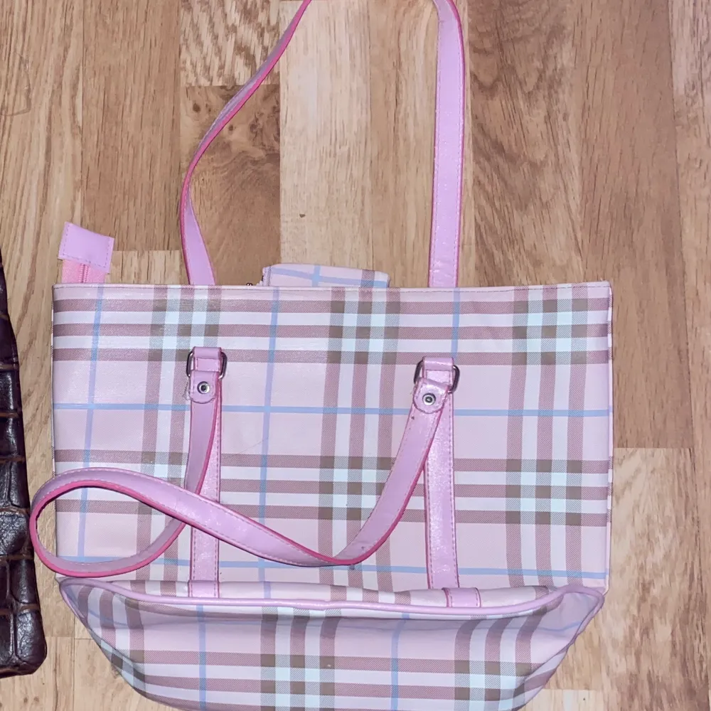 As If du hittar en finare rosa väska 🥺 fint skick. Frakt 66. Väskor.
