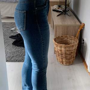 Snygga bootcut jeans från Gina tricote! Tycker det är extremt snygga dock har jag vuxit ur dem, därför säljer jag de. Kan skicka fler bilder! 💗
